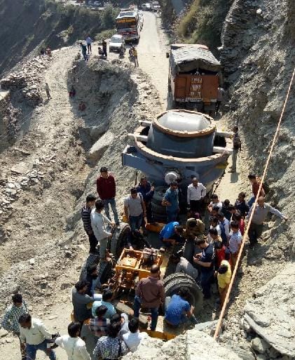 पठानकोट-भरमौर एनएच पर पलटा ट्राला, यातायात ठप