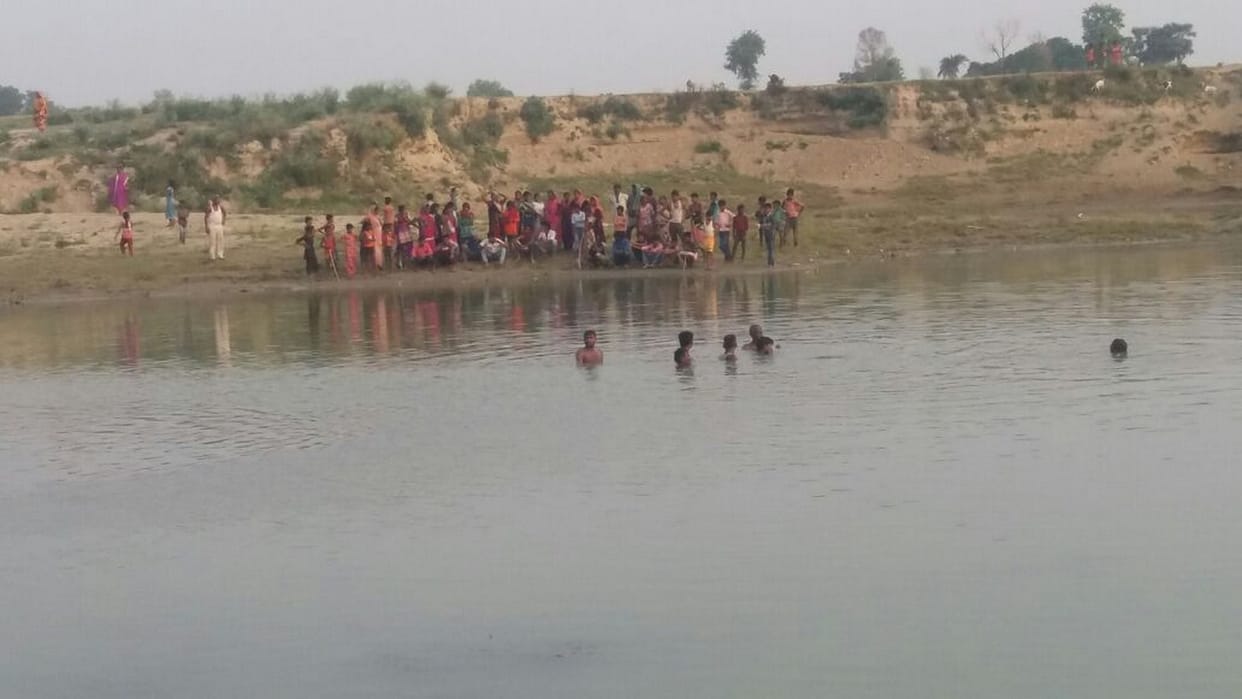 कूड़ा नदी में चचेरे भाई डूबे, एक की जान गई