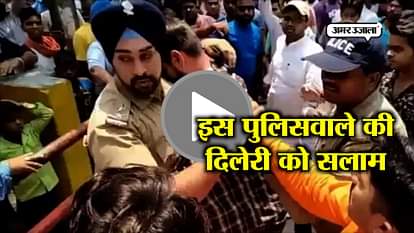 A SIKH POLICE OFFICER SAVE MUSLIN GUY FROM CROWD IN RAMNAGAR UTTRAKHAND