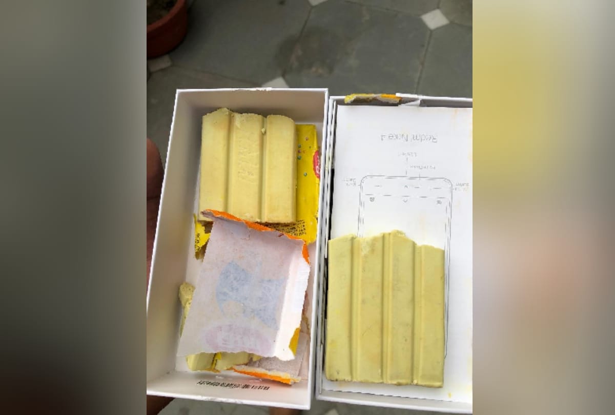 man ordered redmi note 4 from flipkart, after opening saw soap in it, lodged complaint