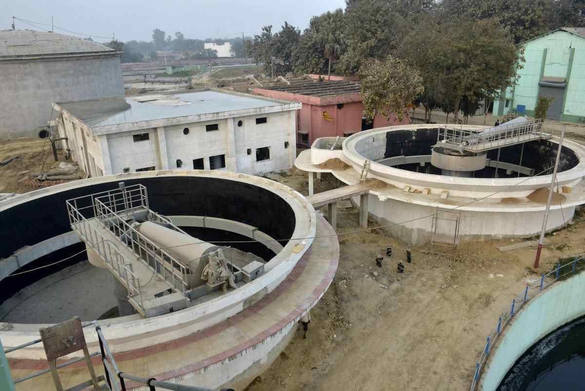 PM modi is most forward in expense of MP fund by report 
