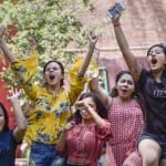रिजल्ट पर खुशियां मनातीं छात्राएं