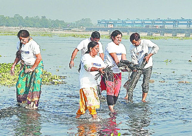 Cleanliness movement with public interest on Ganga Ghat