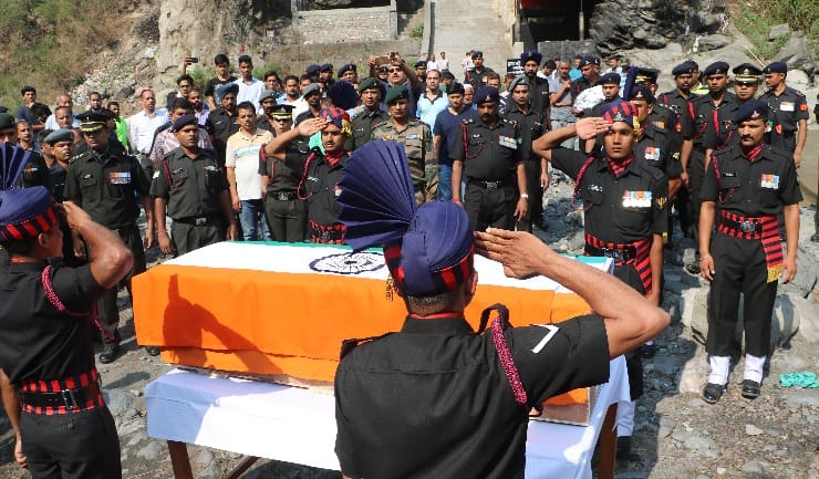 कैप्टन रक्षित को साथियों ने दी अंतिम सलामी