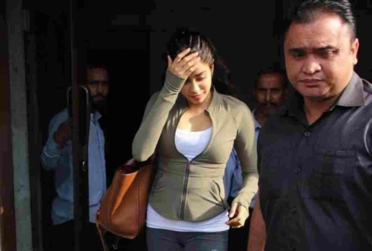 janhvi kapoor spotted at restro in bandra