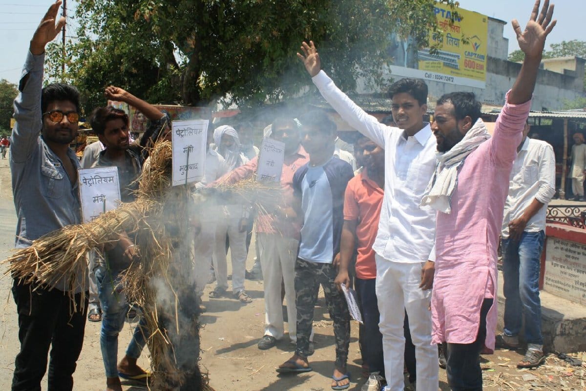 सपाइयों ने फूंका पेट्रोलियम मंत्री का पुतला