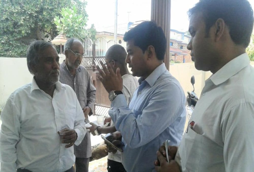 SC Advocate give 51 thousand rupees cheque to merthyr deepak nainwal family