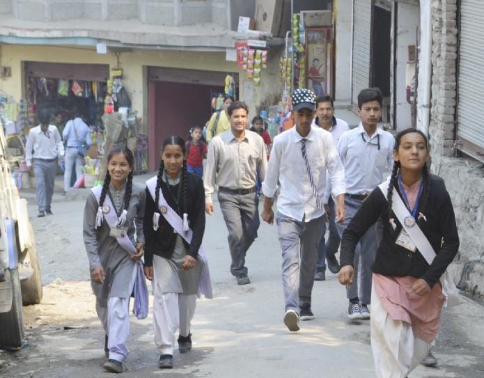 खेलकूद और मौज मस्ती से मनाया बैग फ्री डे