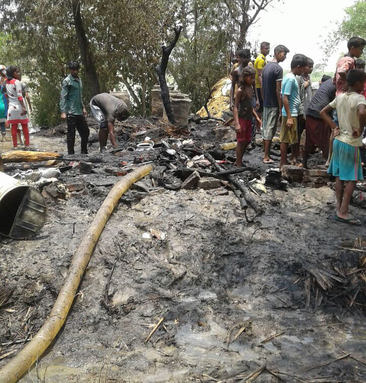 Eight huts burn thousands of water