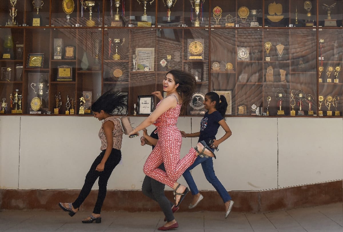 pictures of celebration of cbse 12th result 2018, up students in topper list read all facts