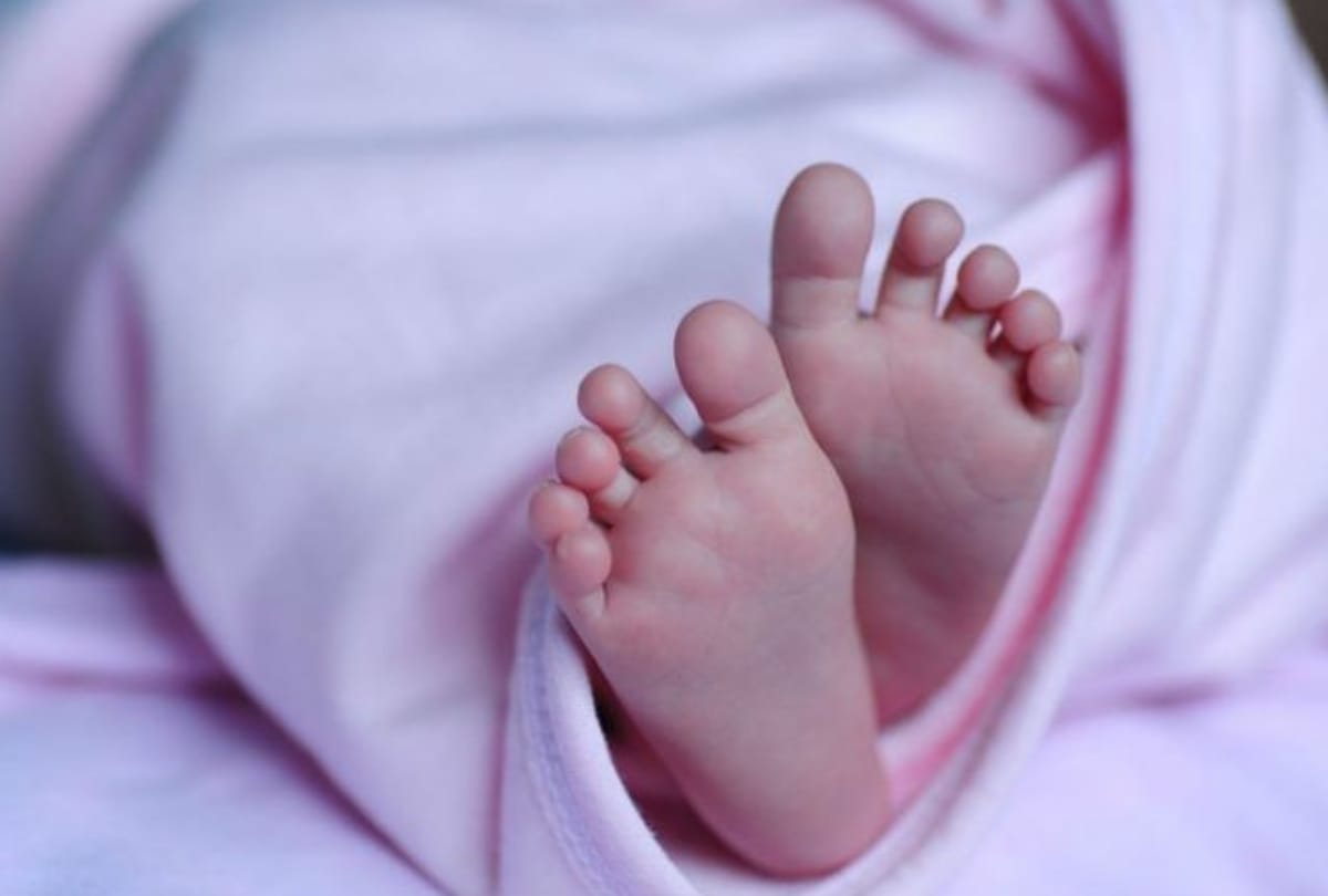 Nurse did not discharge mother and child after delivery for not giving bribe in chandauli