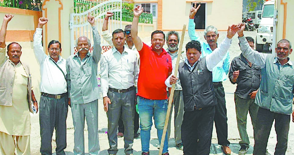 Farmers protest by demand