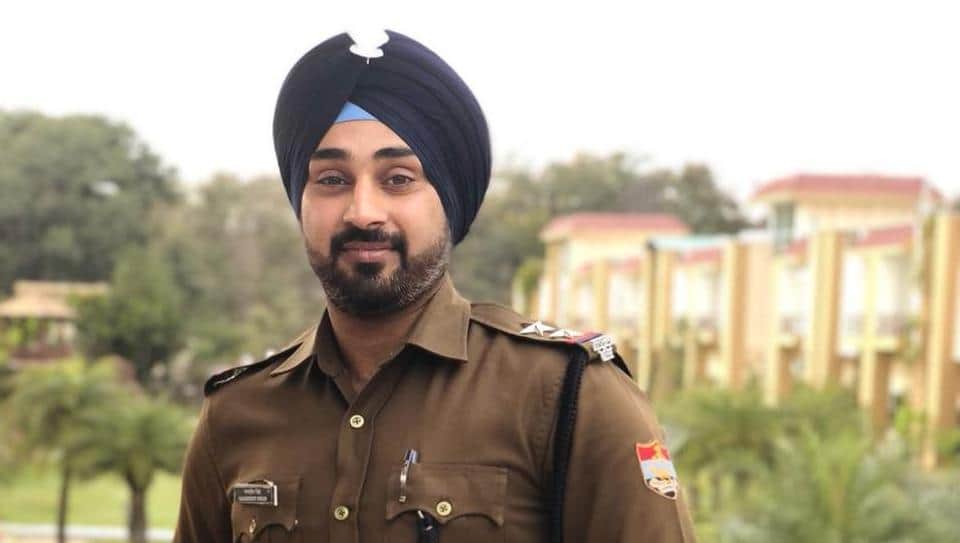 Reward for Sikh police officer who save love couple from beaten to public