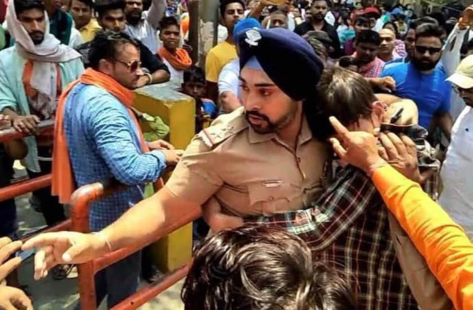 Reward for Sikh police officer who save love couple from beaten to public