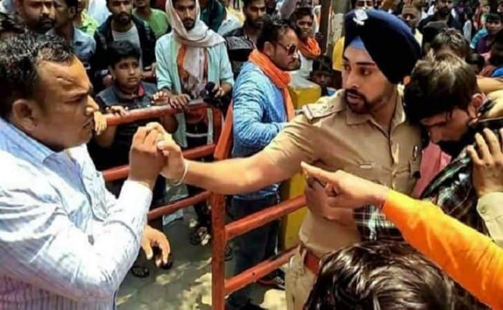 Reward for Sikh police officer who save love couple from beaten to public