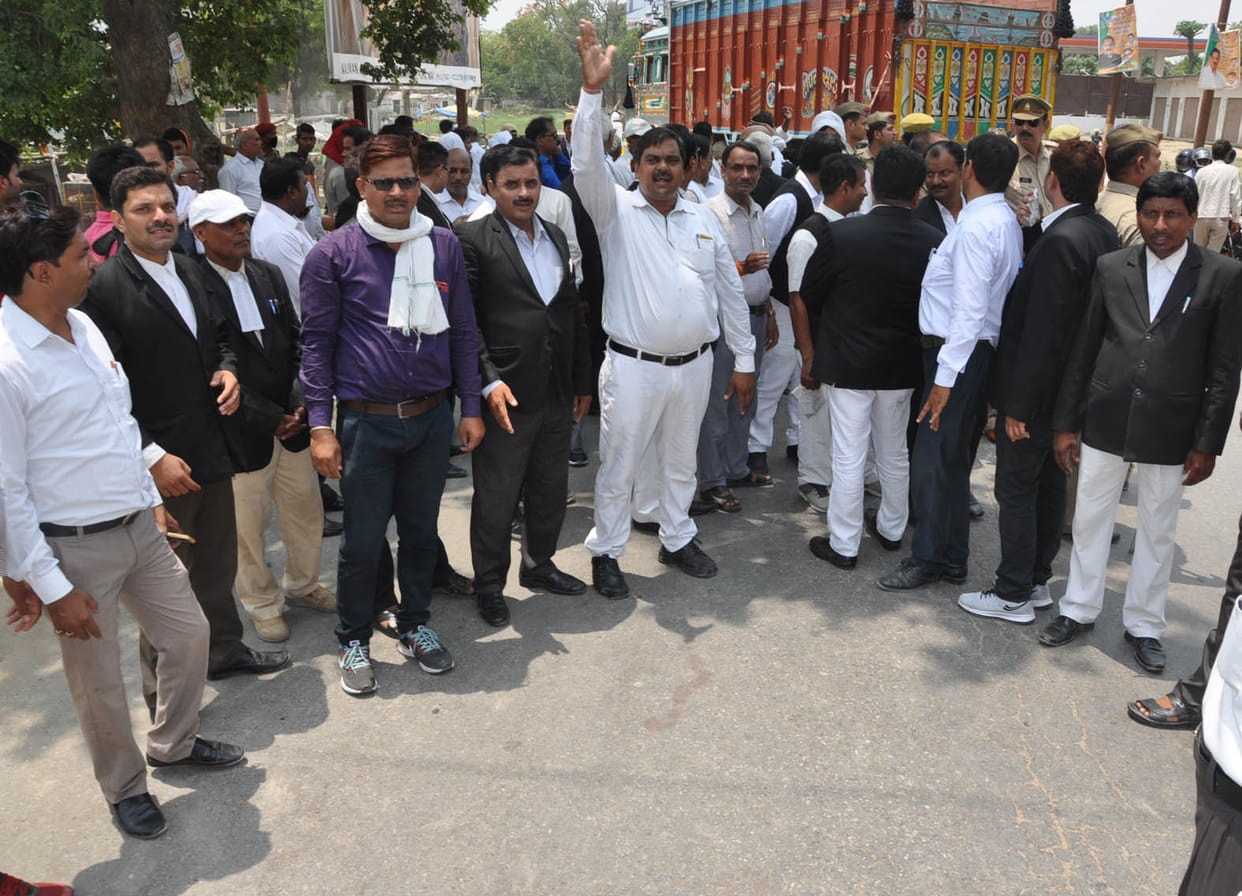 Lawyers protested by junking the road
