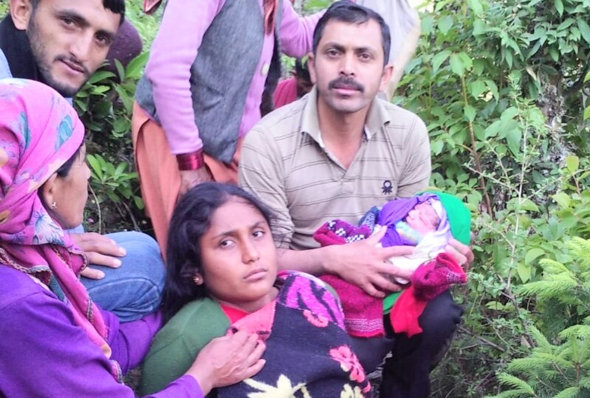 Woman delivers baby in Jungle of Nauhradhar Sirmour