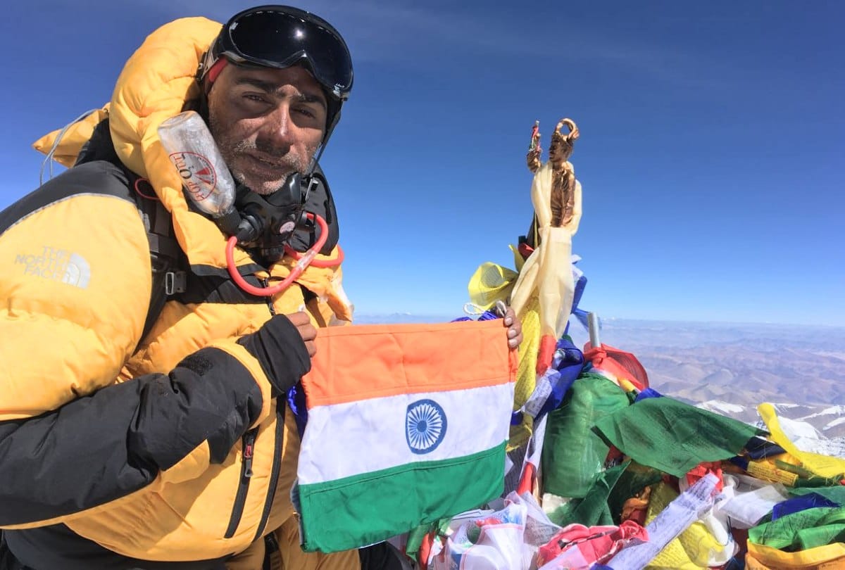captain sandeep and deputy commandant avinash negi climbed mount everest