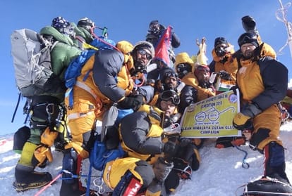 captain sandeep and deputy commandant avinash negi climbed mount everest