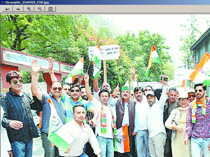 पेट्रोल के दाम बढ़ने के खिलाफ सड़क पर
