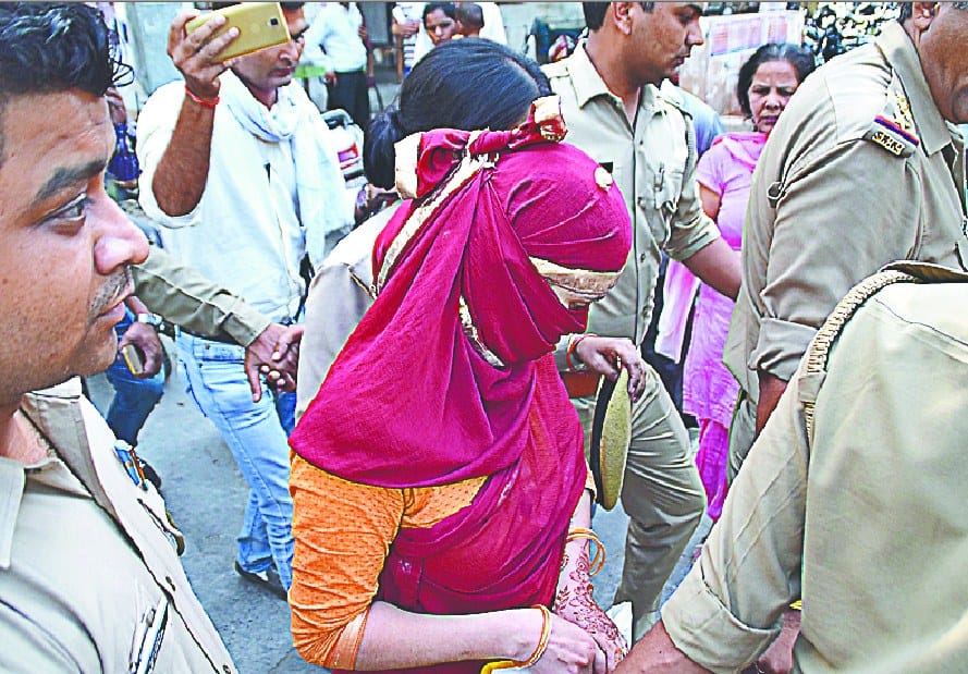 navvivaahita boli, saara parivaar jaanta hai