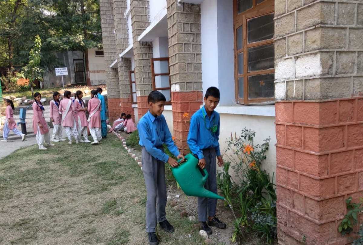 pics of celebration of bag free day in govt schools of himachal