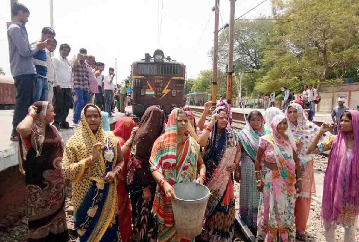 Women protest for water in etawah