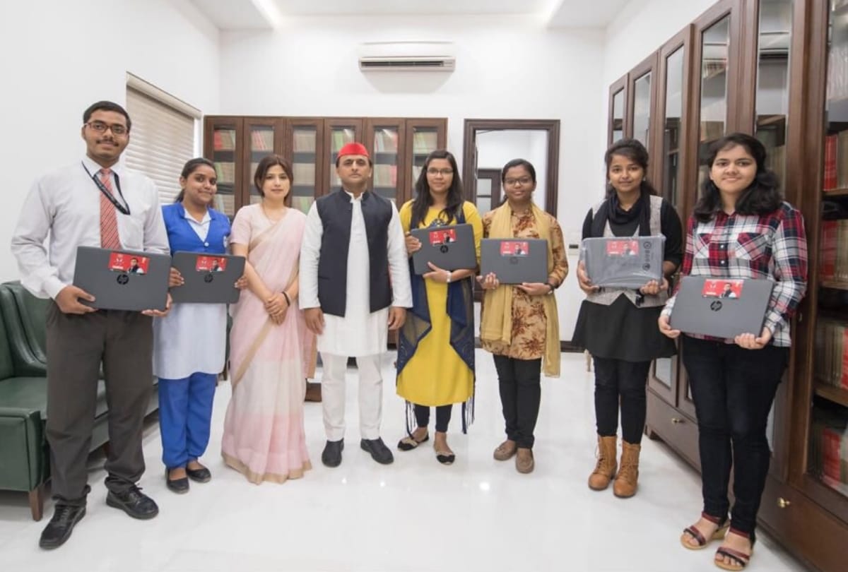 akhilesh yadav distributed laptop to meritorious student of up board