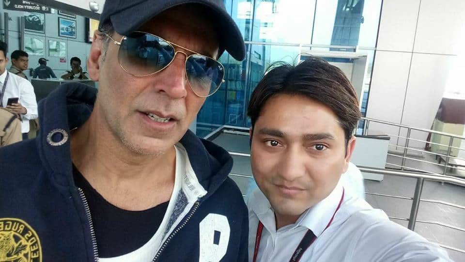 Akshay kumar suddenly arrived Dehradun fans click photos with him