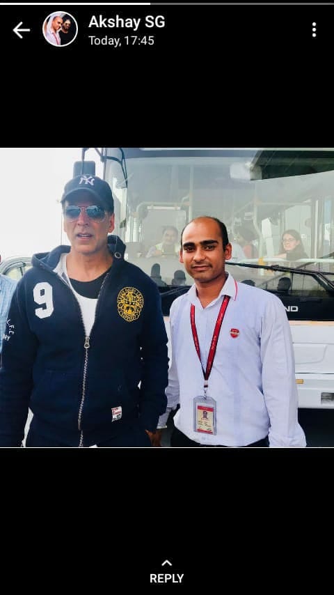Akshay kumar suddenly arrived Dehradun fans click photos with him