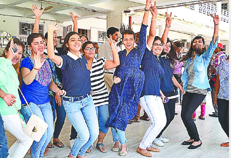 reason ke top 10 me 104 students ka jalwa