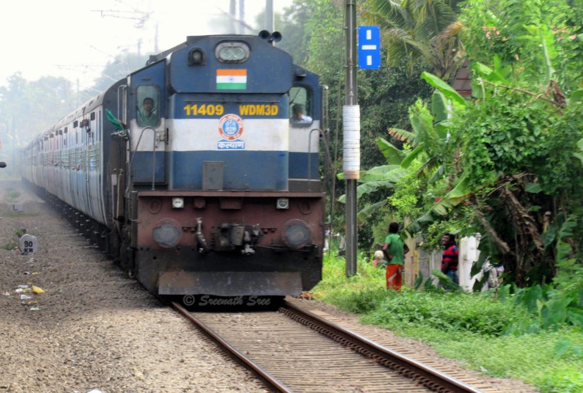 place was not available in train than women sitting on front of train engine in delhi NCR