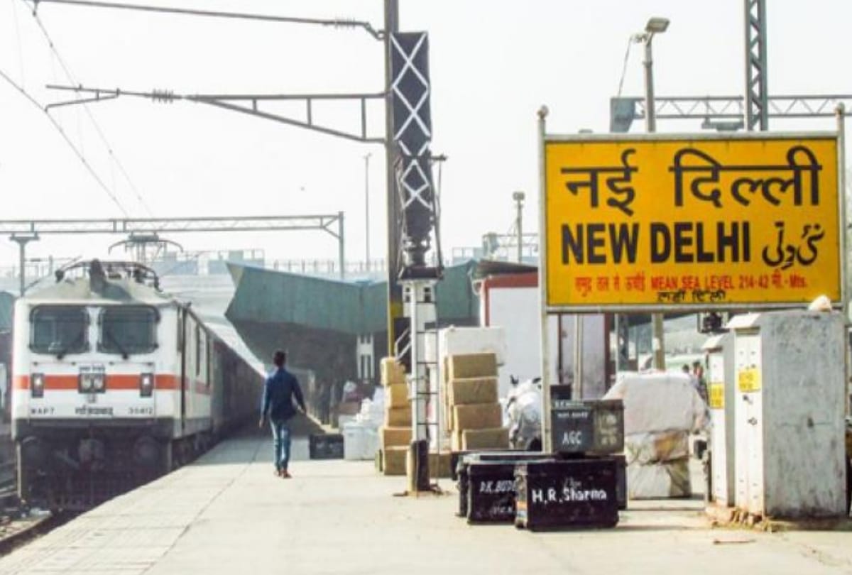 place was not available in train than women sitting on front of train engine in delhi NCR