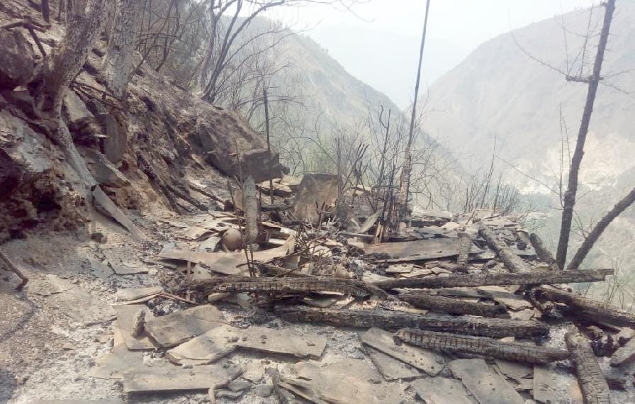 जंगल की आग से बनशीरा देवता का मंदिर राख