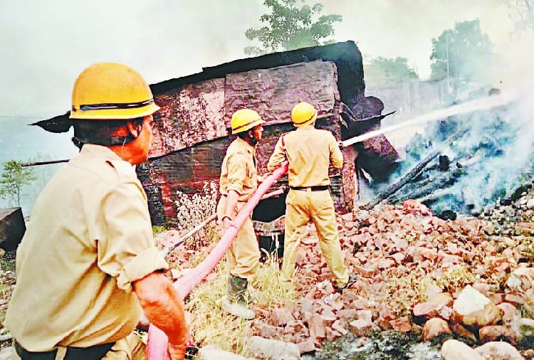 टाउन भराड़ी में जंगल की आग से लोनिवि का स्टोर राख