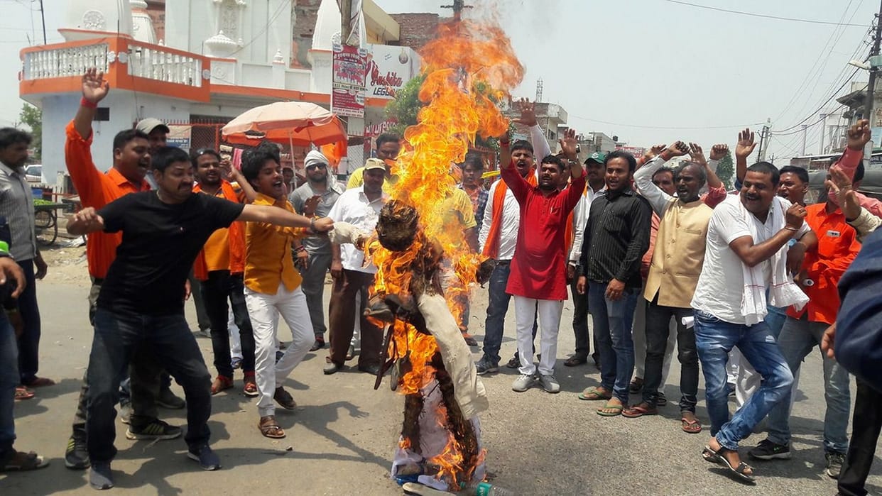 शिवसेना प्रमुख का पुतला जलाया