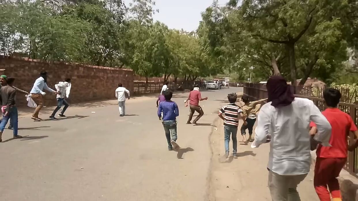 Illegal guide attacked police outside fatehpur sikri fort
