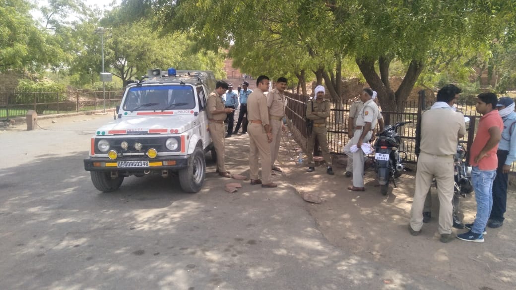 Illegal guide attacked police outside fatehpur sikri fort