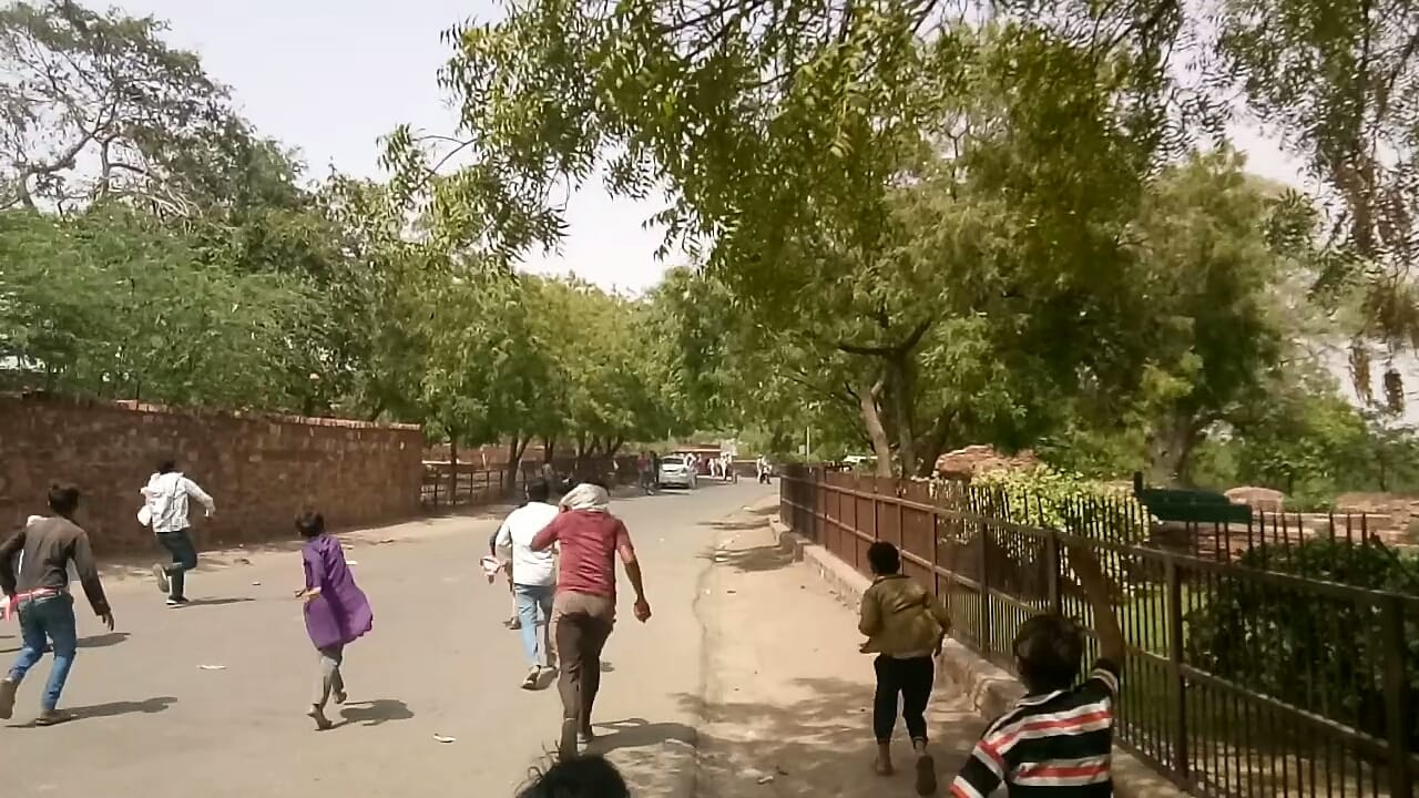 Illegal guide attacked police outside fatehpur sikri fort