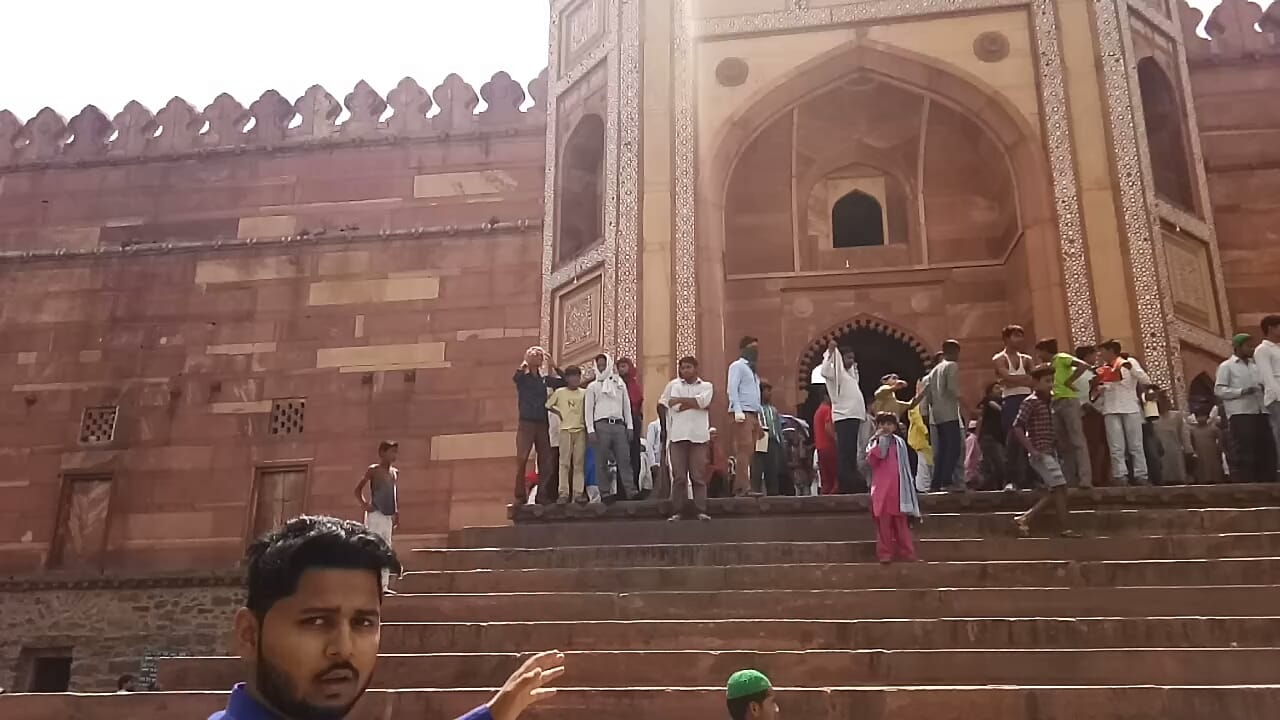 Illegal guide attacked police outside fatehpur sikri fort