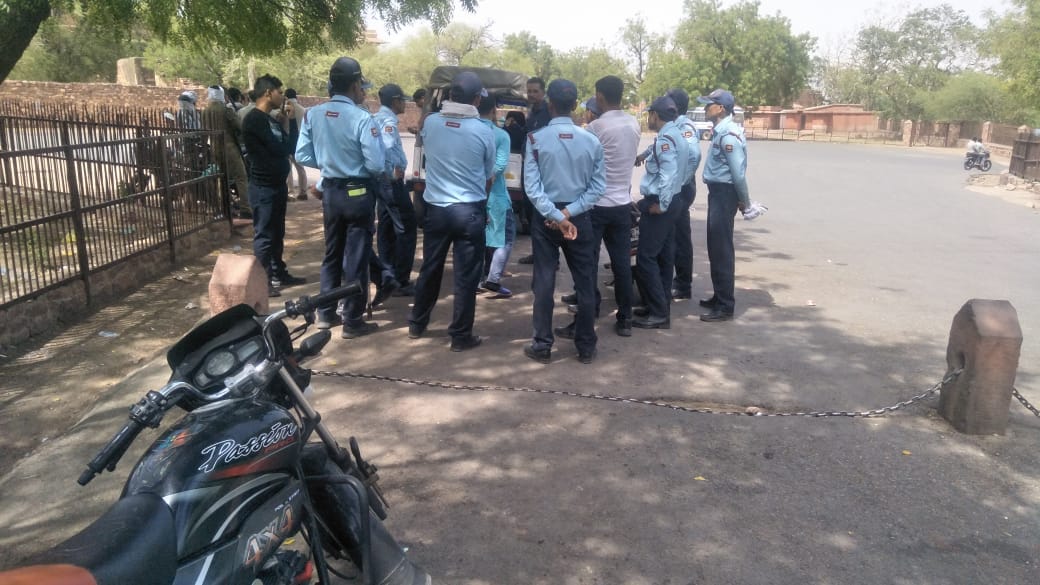 Illegal guide attacked police outside fatehpur sikri fort