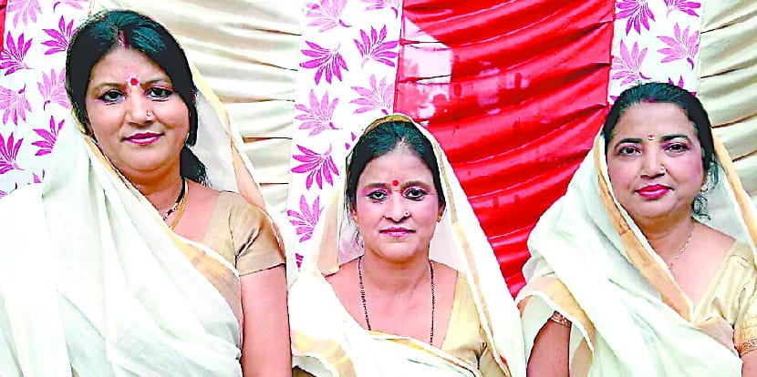 Wow-wow audience watching the acting of migrant women