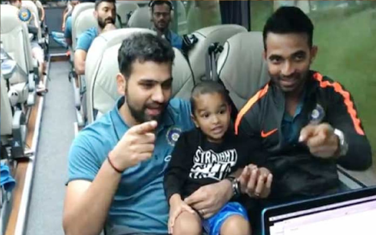 shikhar dhawan son zorawar video viral while playing with rohit and bhuvneshwar befor ipl final