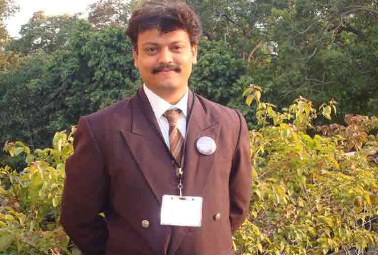 pune doctor help beggars and treat them for free