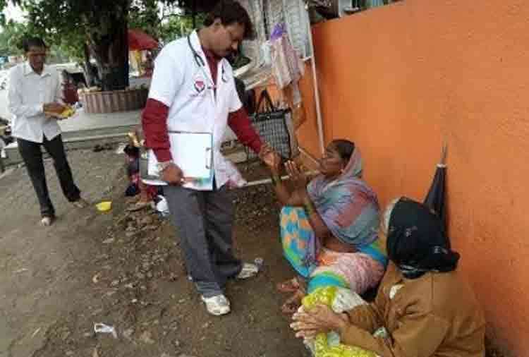 pune doctor help beggars and treat them for free