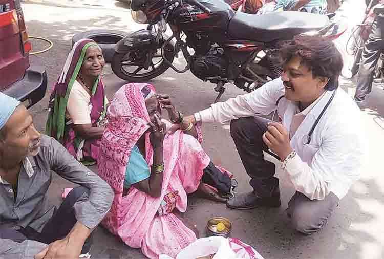 pune doctor help beggars and treat them for free