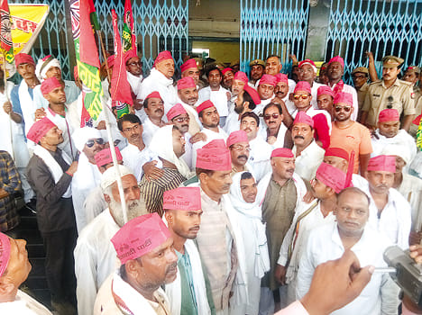 SP's protest against corruption in wheat procurement