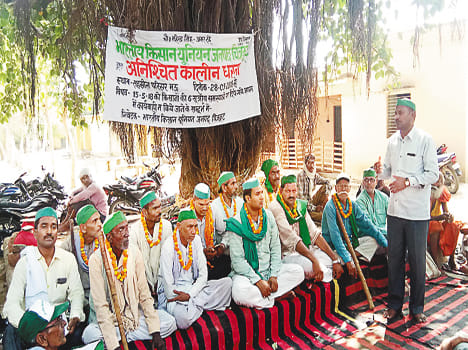 Farmers give dikha in support of eight point demands
