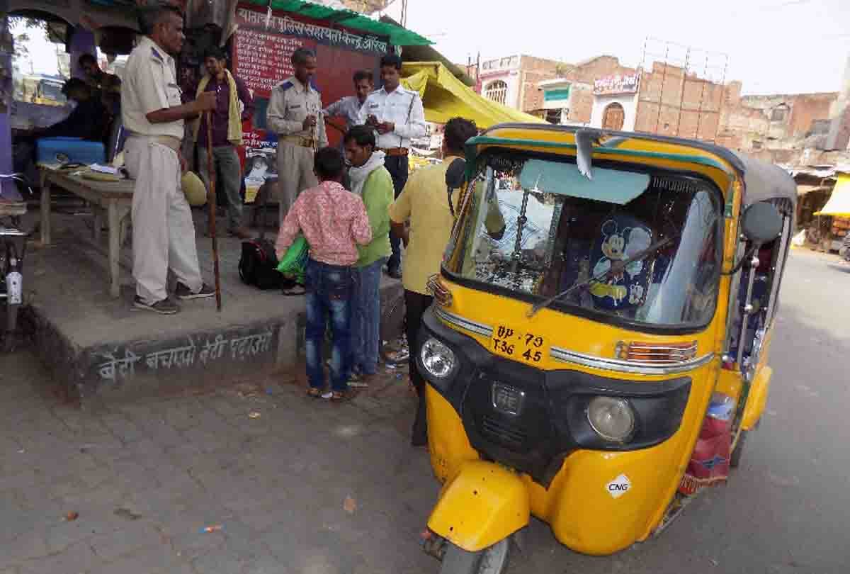 auto driver shows a symbol of honesty