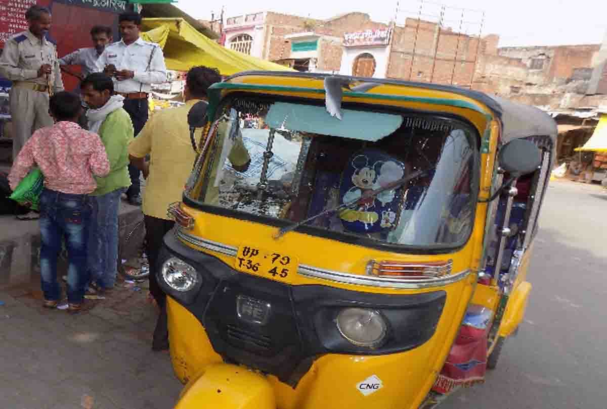 auto driver shows a symbol of honesty